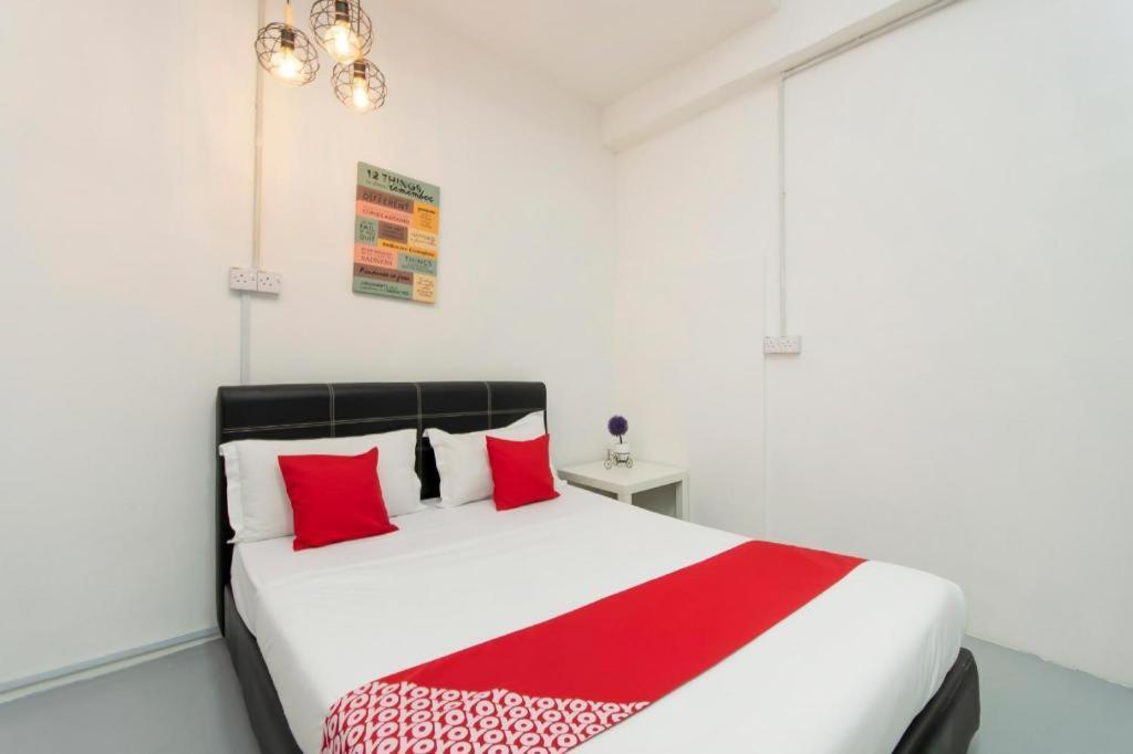 Oyo 43993 Madsuite Kota Kinabalu Bagian luar foto