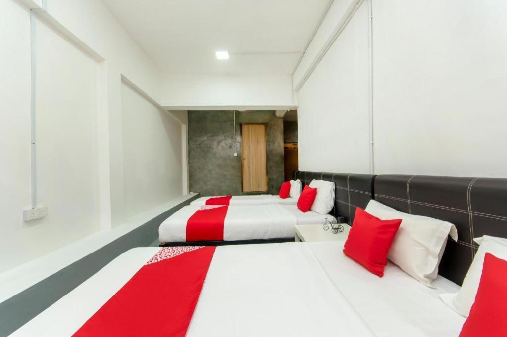 Oyo 43993 Madsuite Kota Kinabalu Bagian luar foto