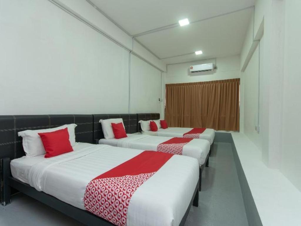 Oyo 43993 Madsuite Kota Kinabalu Bagian luar foto