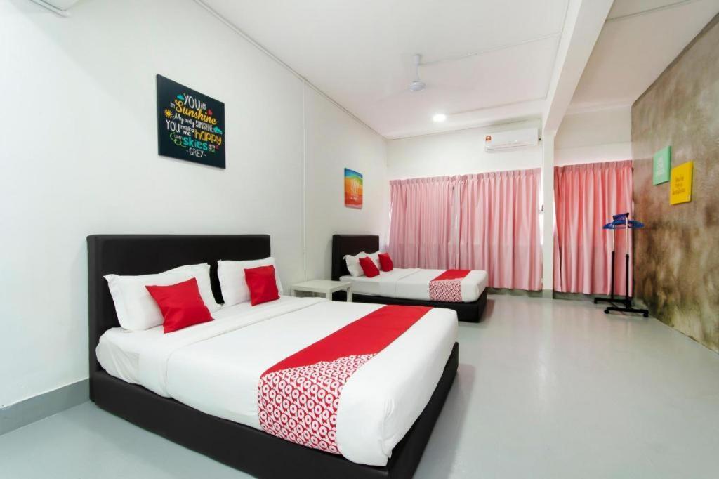 Oyo 43993 Madsuite Kota Kinabalu Bagian luar foto