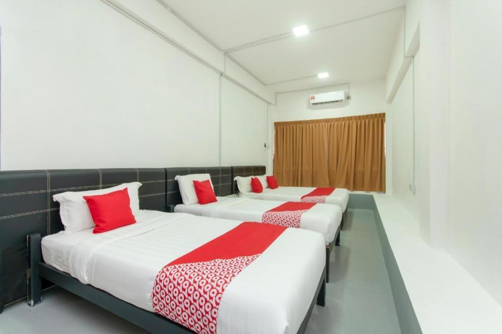 Oyo 43993 Madsuite Kota Kinabalu Bagian luar foto