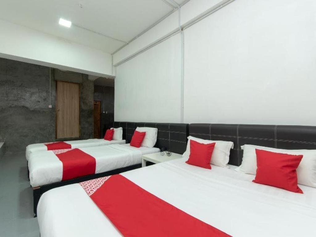 Oyo 43993 Madsuite Kota Kinabalu Bagian luar foto