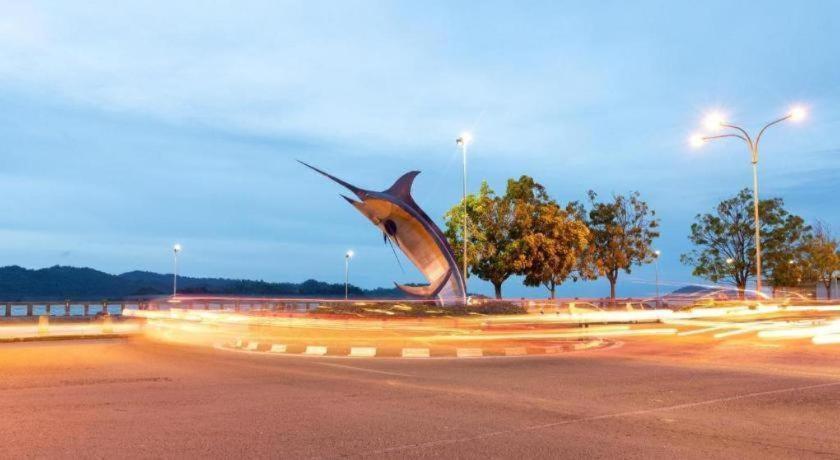 Oyo 43993 Madsuite Kota Kinabalu Bagian luar foto